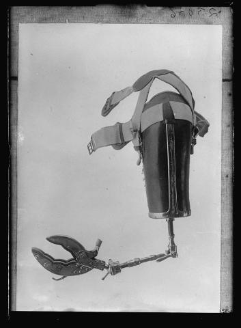 A device of leather, cloth and metal includes a set of straps at the top, a cover for the upper arm, and a metal grip articulated with an elbow and wrist